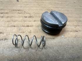 333496 Evinrude Johnson 335138 Hydraulic Trim Reservoir Retainer Plug Spring Omc