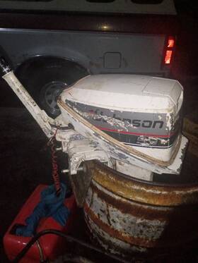 333r6 Johnson Outboard 2 Stroke With Very Low Hours And In Great Condition See Photos