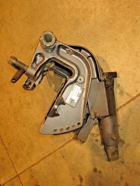 0338887 Omc Johnson Evinrude Oem 1990s-2000s 9.9-15 Swivel And Clamp Assembly