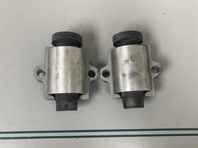 54130-87d10 Suzuki 54137-87d00 Oem Dt225 Upper Mounts And Cover Lot Of 2 0670